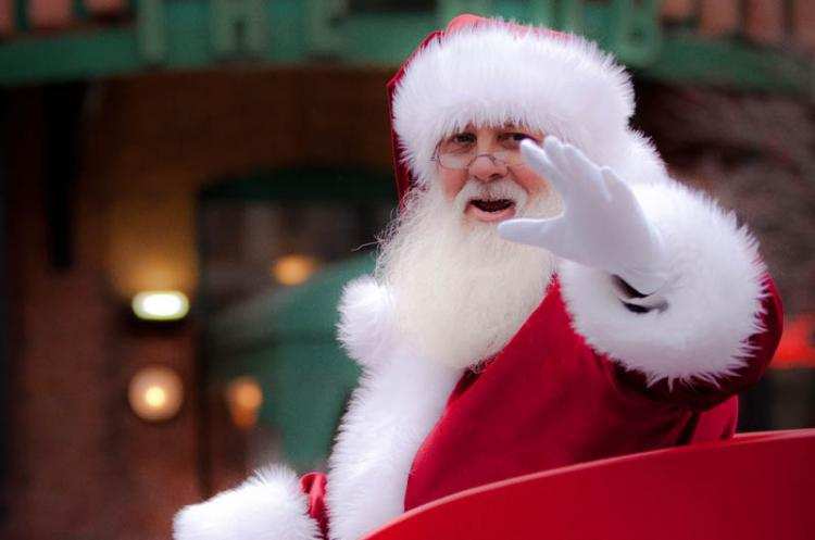 Dziś tu nie zaparkujesz. Mikołaj i ciężarówka Coca-Coli  we Włocławku 