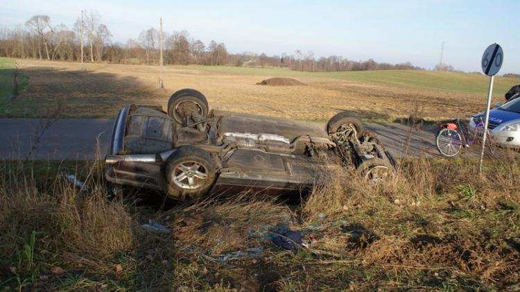 Auto „koziołkowało” i wylądowało w rowie. Kierowca i pasażer pijani