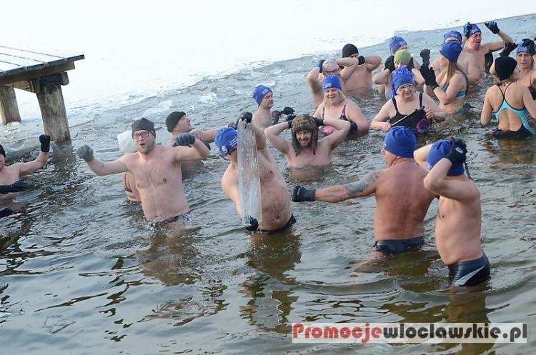Lodowata woda to dla nich „pestka”. 50 Mikołajów przepłynie Wisłę we Włocławku