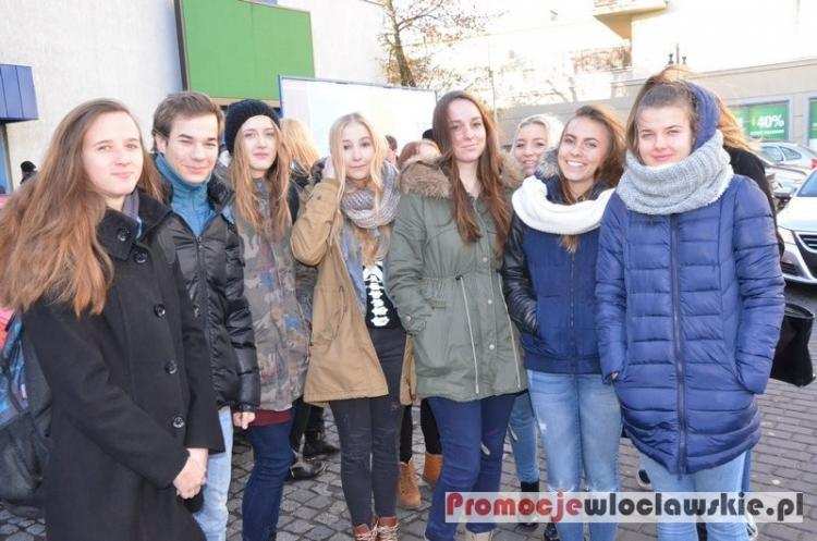 Uczniowie protestowali pod ratuszem. Nauczyciele: