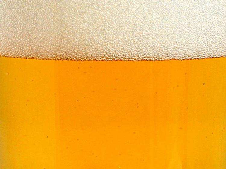 Pięcioletnia dziewczynka z chipsami i butelką piwa 