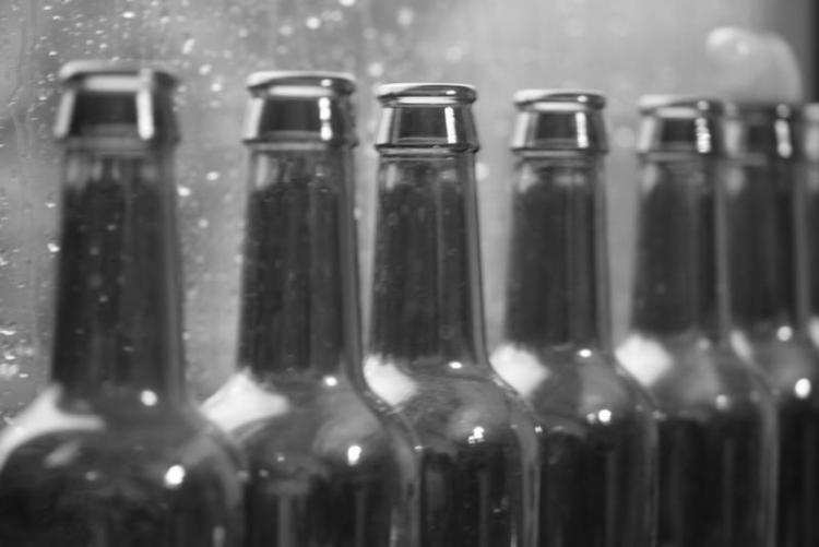 Rzucił butelką w swojego 3 – letniego synka. Dziecko trafiło do szpitala