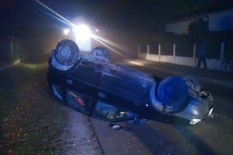 Auto zjechało na pobocze i dachowało [ZDJĘCIA]