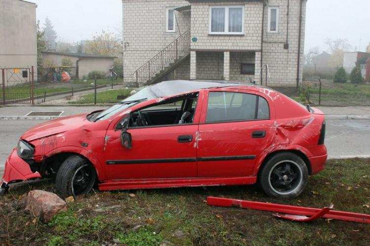 Niedostosowanie prędkości i kolejne auto wylądowało na ogrodzeniu [ZDJĘCIA]