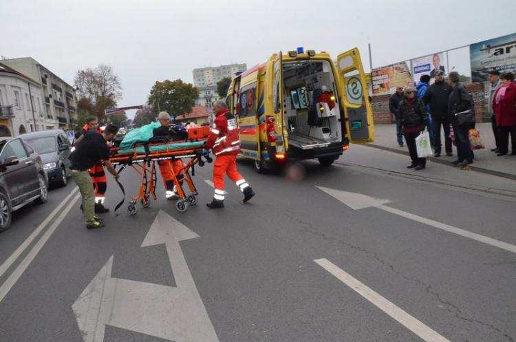Wypadek na pasach przy ul. Chopina we Włocławku. Pieszą odrzuciło na kilka metrów [ZDJĘCIA]