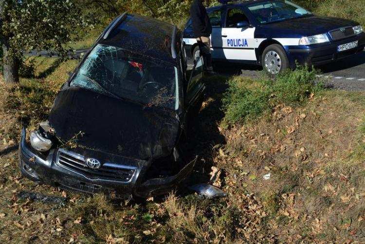Samochód wylądował w rowie i dachował. Wszystkiemu winien kombajn [VIDEO, FOTO]