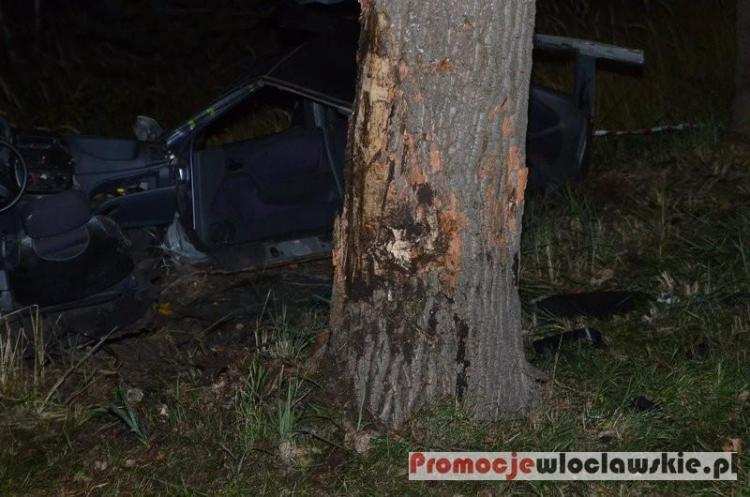 Wypadł z drogi i uderzył w drzewo. Auto kilkakrotnie „koziołkowało”
