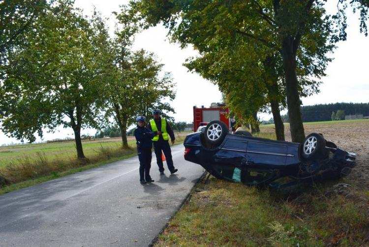 Auto uderzyło w drzewo i dachowało. Kobieta z obrażeniami trafiła do szpitala [FOTO, VIDEO]