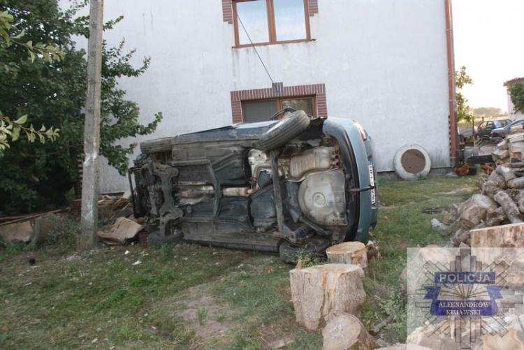 19-latka dachowała samochodem i wjechała na podwórko