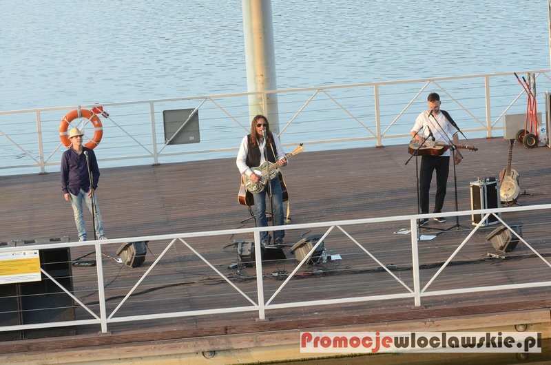 Willie Mae Unit na pływającej scenie we Włocławku