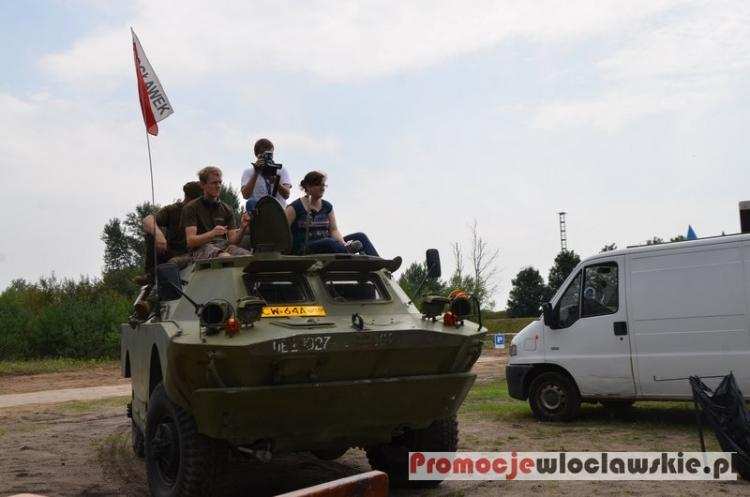 Radziecki czołg T-34 oraz wiele innych maszyn bojowych na Pikniku Militarnym we Włocławku