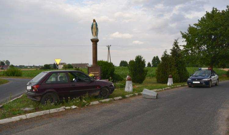 Zatrzymał się na ogrodzeniu przydrożnej figurki!