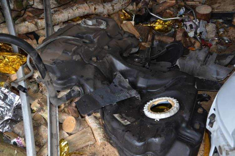 Luksusowy samochód w „dziupli” w regionie. To wierzchołek góry … [VIDEO]