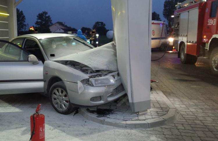 Chwile grozy na stacji paliw. Staranowała dystrybutor i …