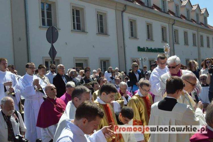 Boże Ciało 2015: Tłumy wiernych przeszły ulicami Włocławka i powiatu [FOTO, VIDEO]