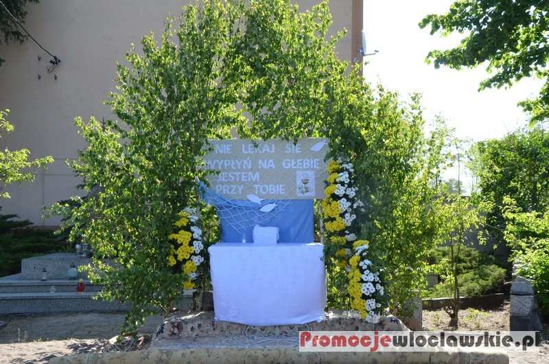 Przygotowania do procesji Bożego Ciała w Smólniku