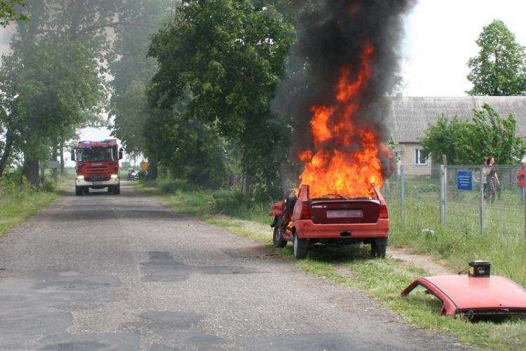 Auto w płomieniach! Ciężko ranny zakleszczony w samochodzie [FOTO]