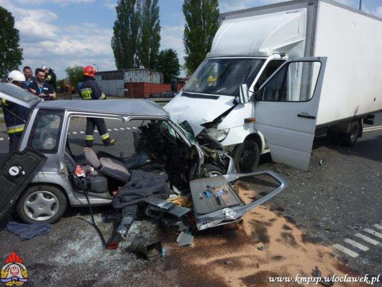 Czołowe zderzenie pod Kowalem. Strażacy użyli narzędzi hydraulicznych. Jedna osoba nie żyje [ZDJĘCIA