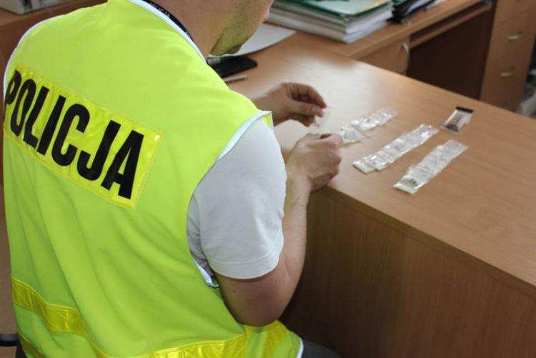 Ale sobie znalazł kryjówkę. Amfetamina w mieszkaniu 20 – latka