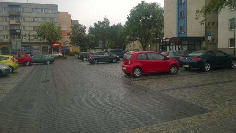 Przybywa miejsc parkingowych przed ratuszem. Auta pracowników „wyprowadzają się”