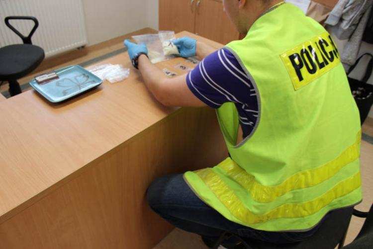 Strunowe woreczki, elektroniczna waga i amfetamina i zatrzymani 46 i 30 latek…