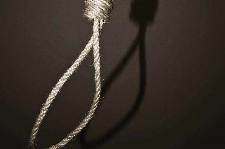 Błyskawiczna akcja policji: Desperat poszedł się powiesić