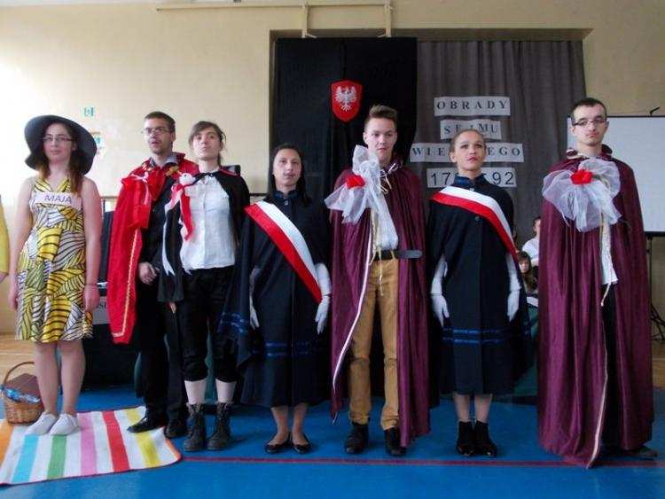 Magia dźwięku, barwy i słowa. Tak uczniowie Zespołu Szkół nr 3 uczcili Święto Konstytucji 3 Maja