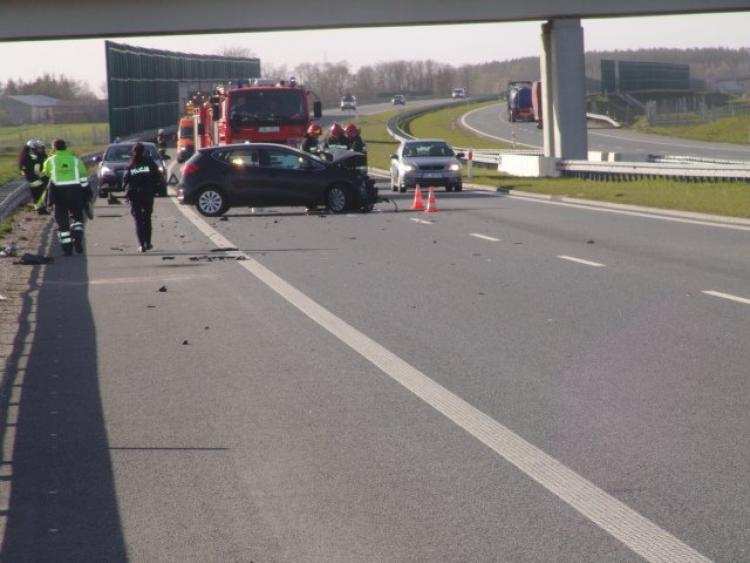 Sceny niczym z filmu akcji. Uderzył w naczepę cysterny i uciekł a potem groził bronią