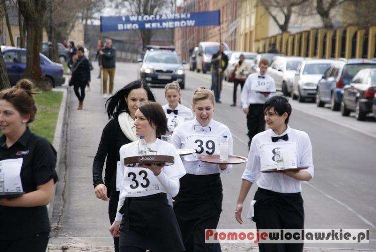 Szklanka, butelka na tacę, gotowi, START… czyli II Włocławski Bieg Kelnerów. Zgłoś się!