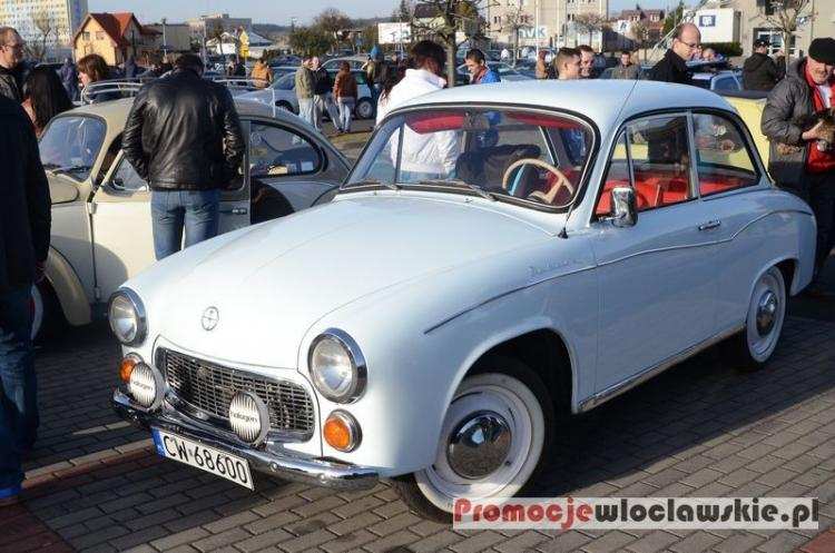 Kilkadziesiąt aut pod Halą Mistrzów! Włocławskie klasyki rozpoczęły sezon [VIDEO]