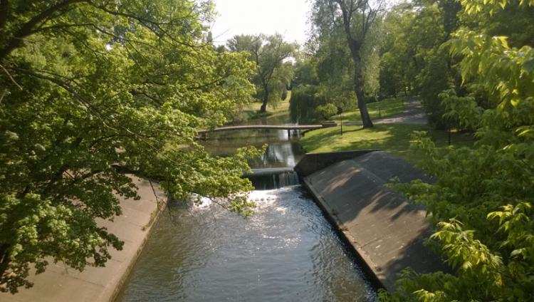 Niebezpiecznie w Parku Sienkiewicza? Bili i kopali 54-latka i to bez powodu…