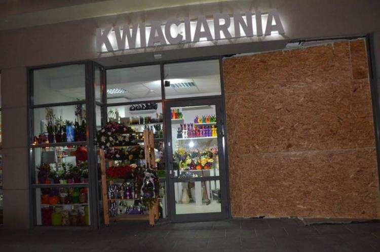 BMW wjechało do kwiaciarni we Włocławku