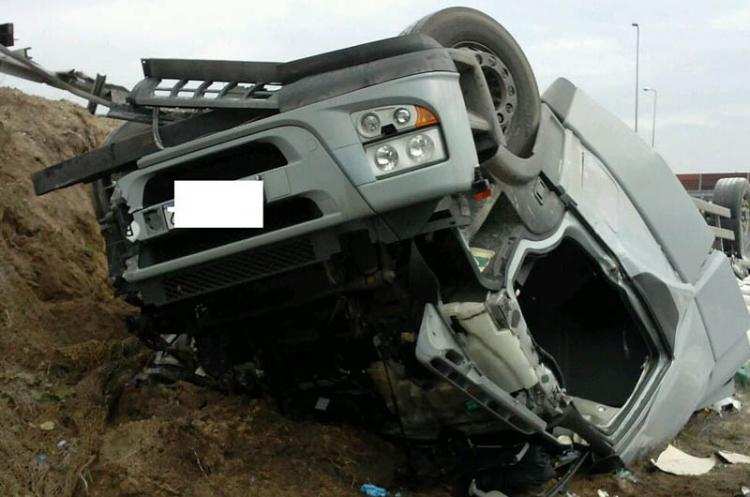 Tragedia na zjeździe z  A1: TIR zjechał ze skarpy i dachował. 32 – latek nie żyje