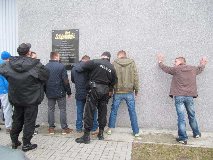 „Zadyma” przed zakładem karnym we Włocławku [ZDJĘCIA]