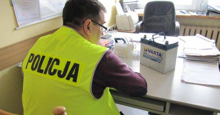 Ukradł 14 akumulatorów z samochodów w „całym” Włocławku. Kto mu pomagał?