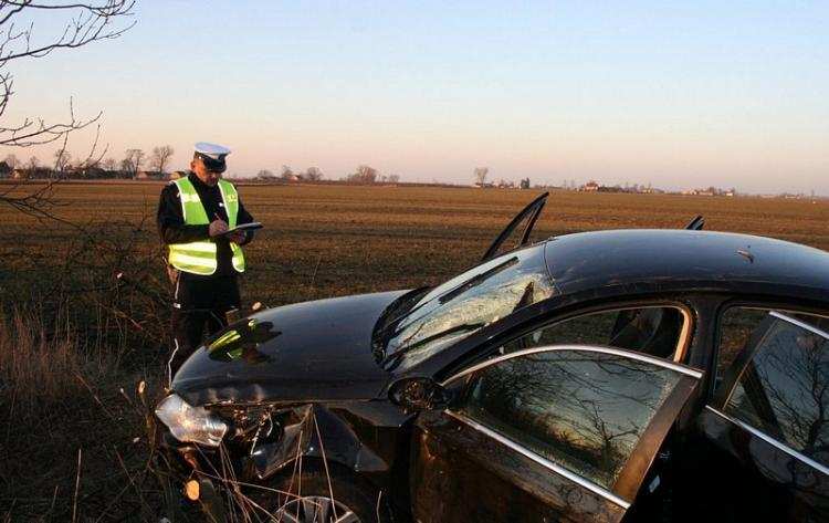 Bryła lodu spadła na auto i raniła kierowcę! Kierowca ciężko ranny [FOTO]