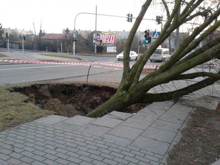 Zapadła się ziemia w rejonie skrzyżowania Kaliska-Planty [ZDJĘCIA]