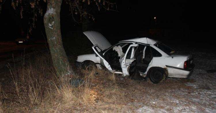 Wpadła w poślizg i „wylądowała” na drzewie! Dwoje trafiło do szpitala