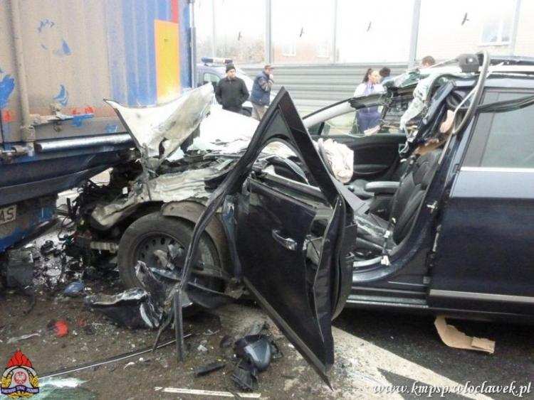 Citroen wbił się w ciężarówkę. Ponad dwie godziny trwała akcja [FOTO]