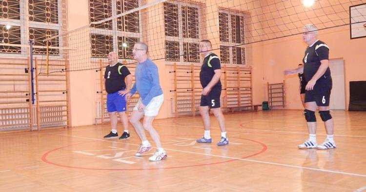 Bratobójcze spotkanie siatkarzy. Faworyci nadal wygrywają