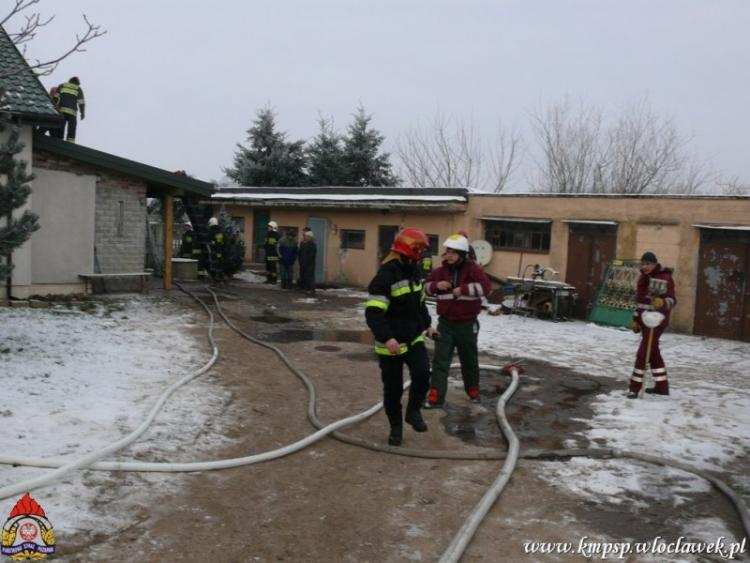 Pożar domu pod Włocławkiem. Trzy zastępy straży w akcji [FOTO]