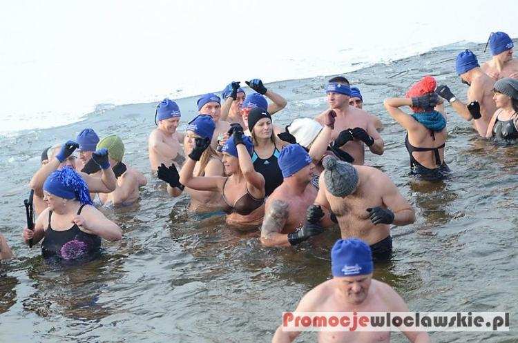 Poświąteczną kąpiel Kujawskich Morsów w jeziorze Czarnym [FOTO i VIDEO]