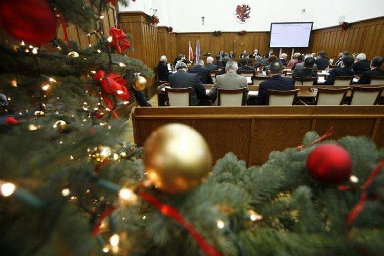 Zarobki marszałka Całbeckiego bez zmian?