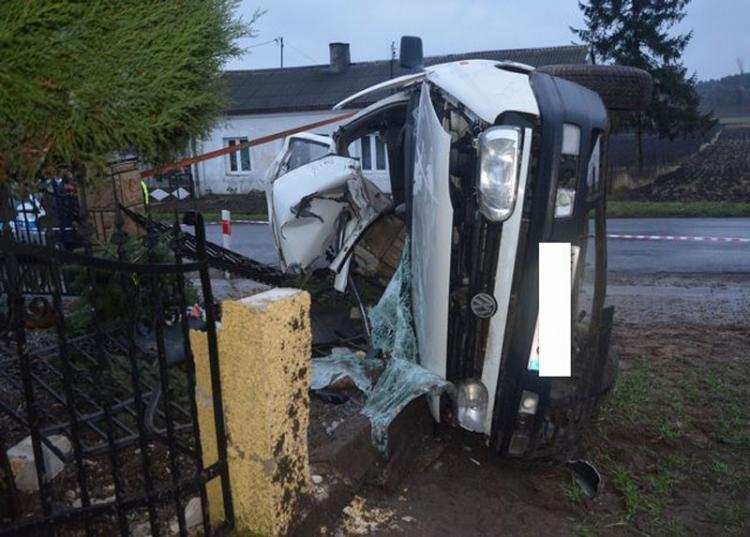 Auto wpadło w poślizg i zniszczyło ogrodzenie. 26 – latek w szpitalu [FOTO, VIDEO]