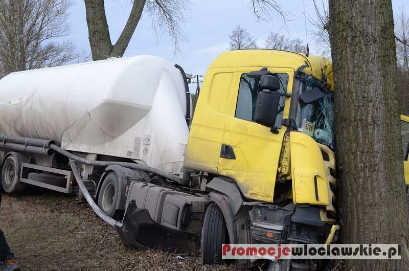 Wypadek cysterny w Wistce Królewskiej! Scania na drzewie