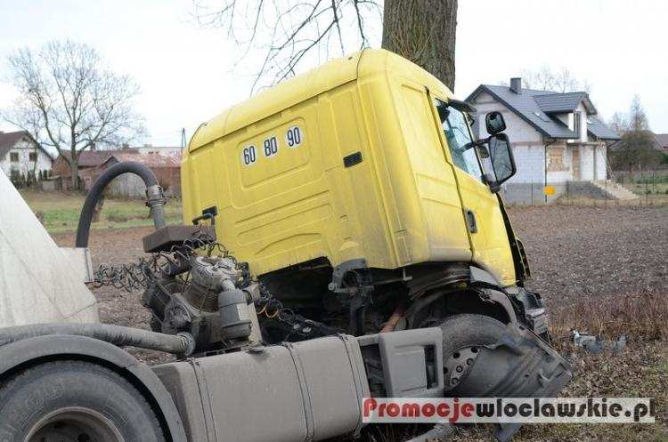 Groźny wypadek pod Włocławkiem. TIR wylądował na drzewie! [ZDJĘCIA]
