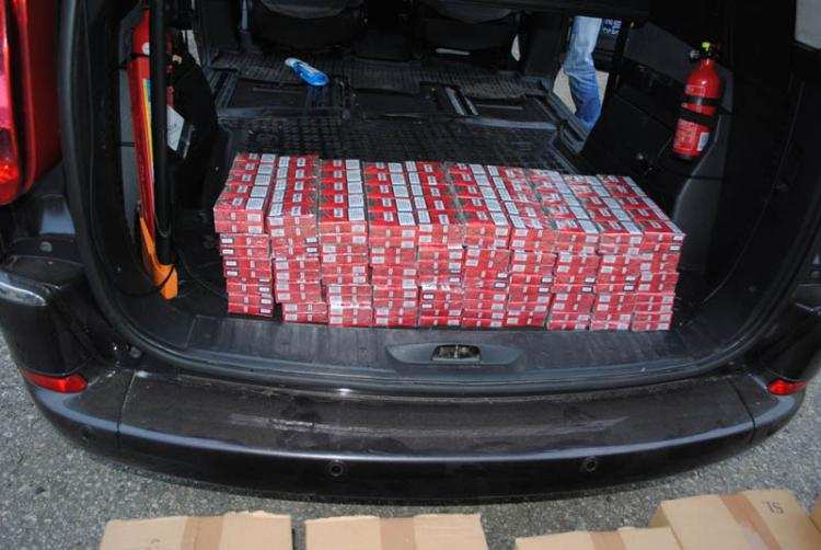 10 tysięcy paczek papierosów bez akcyzy w bagażniku