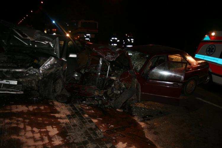 Czołowe zderzenie mercedesa z nissanem. Jedna osoba w szpitalu [FOTO]