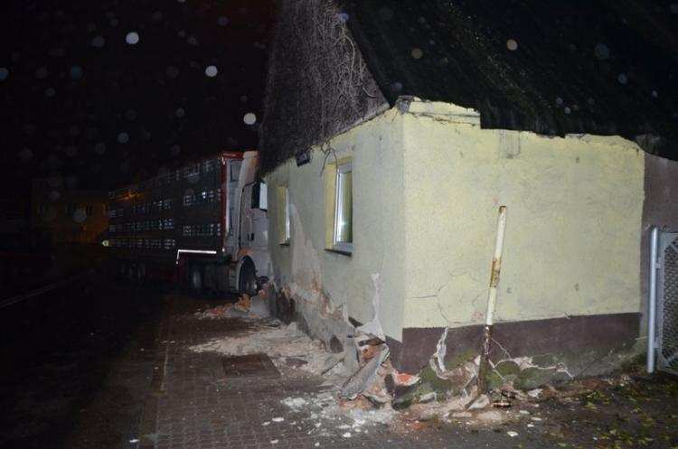 Zasnął za kierownicą! TIR wjechał w dom [ZDJĘCIA]