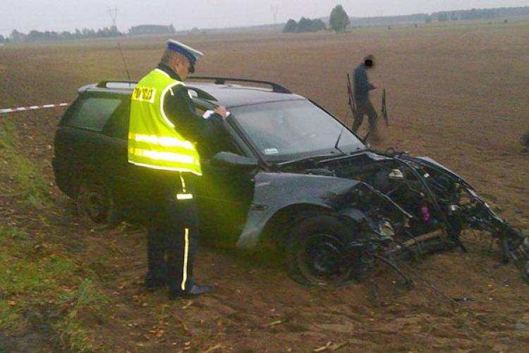 3 osoby trafiły do szpitala. Opel uderzył w drzewa [ZDJĘCIA] 